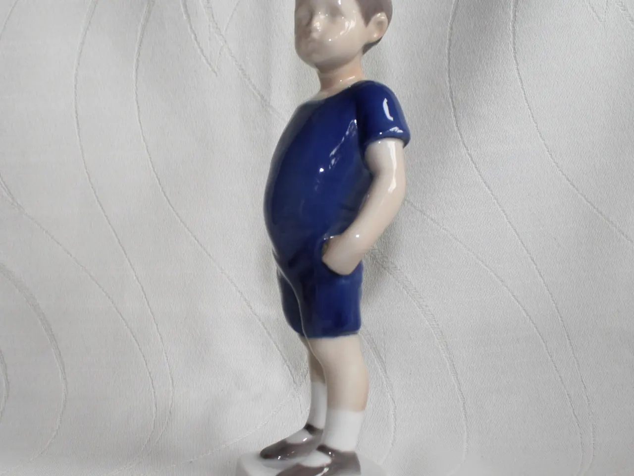 Billede 2 - Kaj, Stående dreng. Figur fra B&G