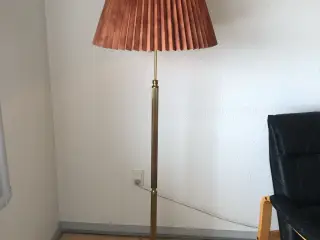 Høj standerlampe i messing