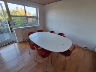 Piet Hein bord og 8 myrestole på 3 ben