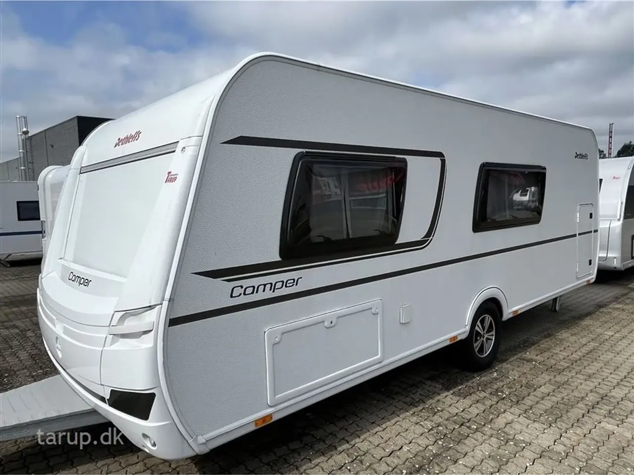 Billede 3 - 2023 - Dethleffs Camper 560 FMK    Kan opvejes til totalvægt 2000 kg. Dobbeltsengs- og køjevogn, rundsidde-gruppe, Truma varme, 3-trins el-gulv-varme, stort kølesk.