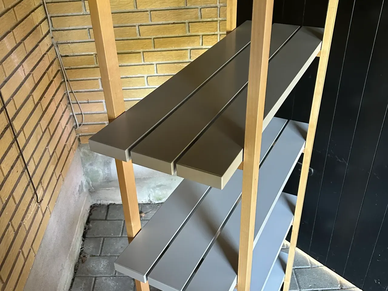 Billede 2 - Reol i træ og metal – 400 kr.