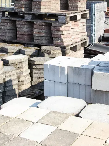 Hvilke byggematerialer kan man købe brugt? Den store guide til et billigere byggeprojekt