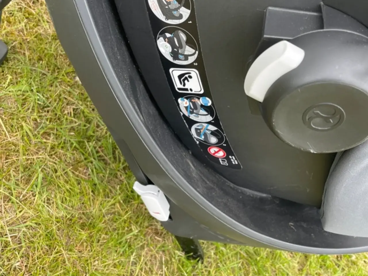 Billede 3 - Cybex autostol med stativ i bilen 