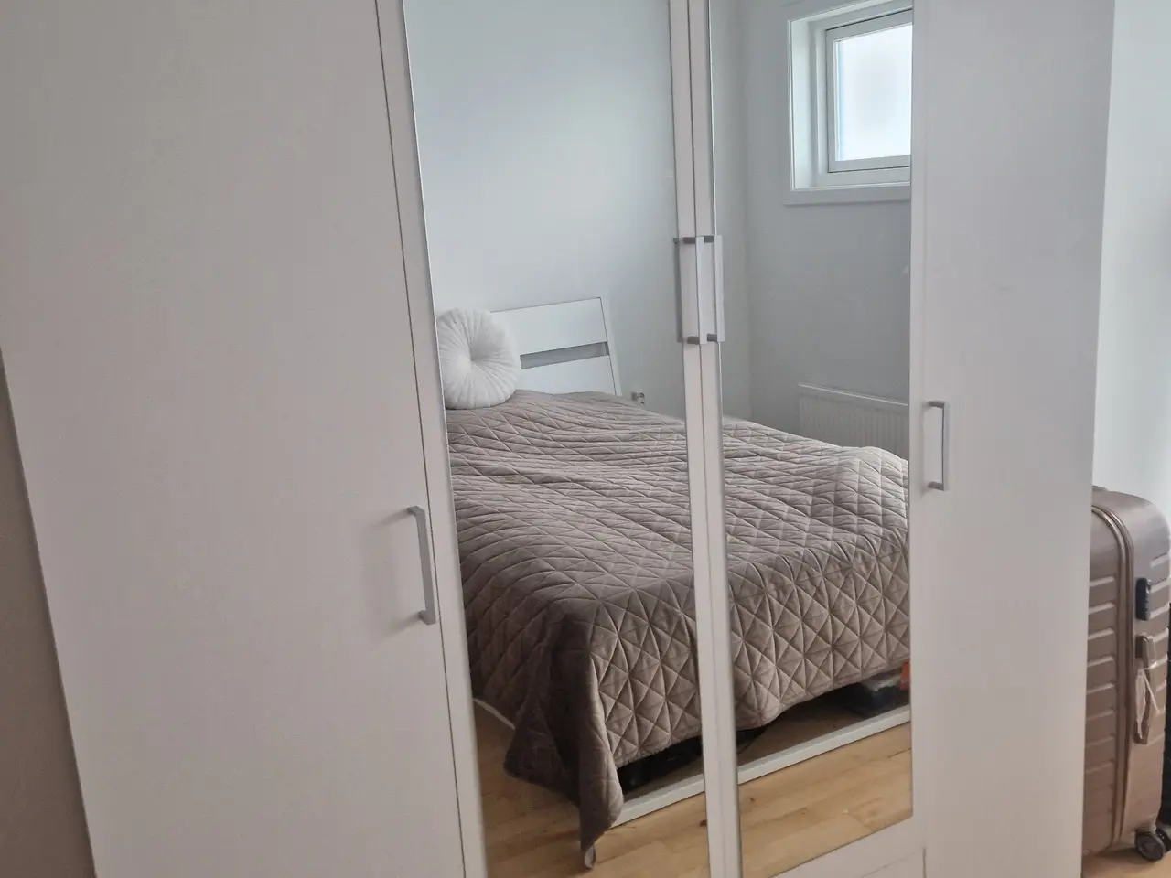 Billede 2 - Hvid garderobe skab til salg