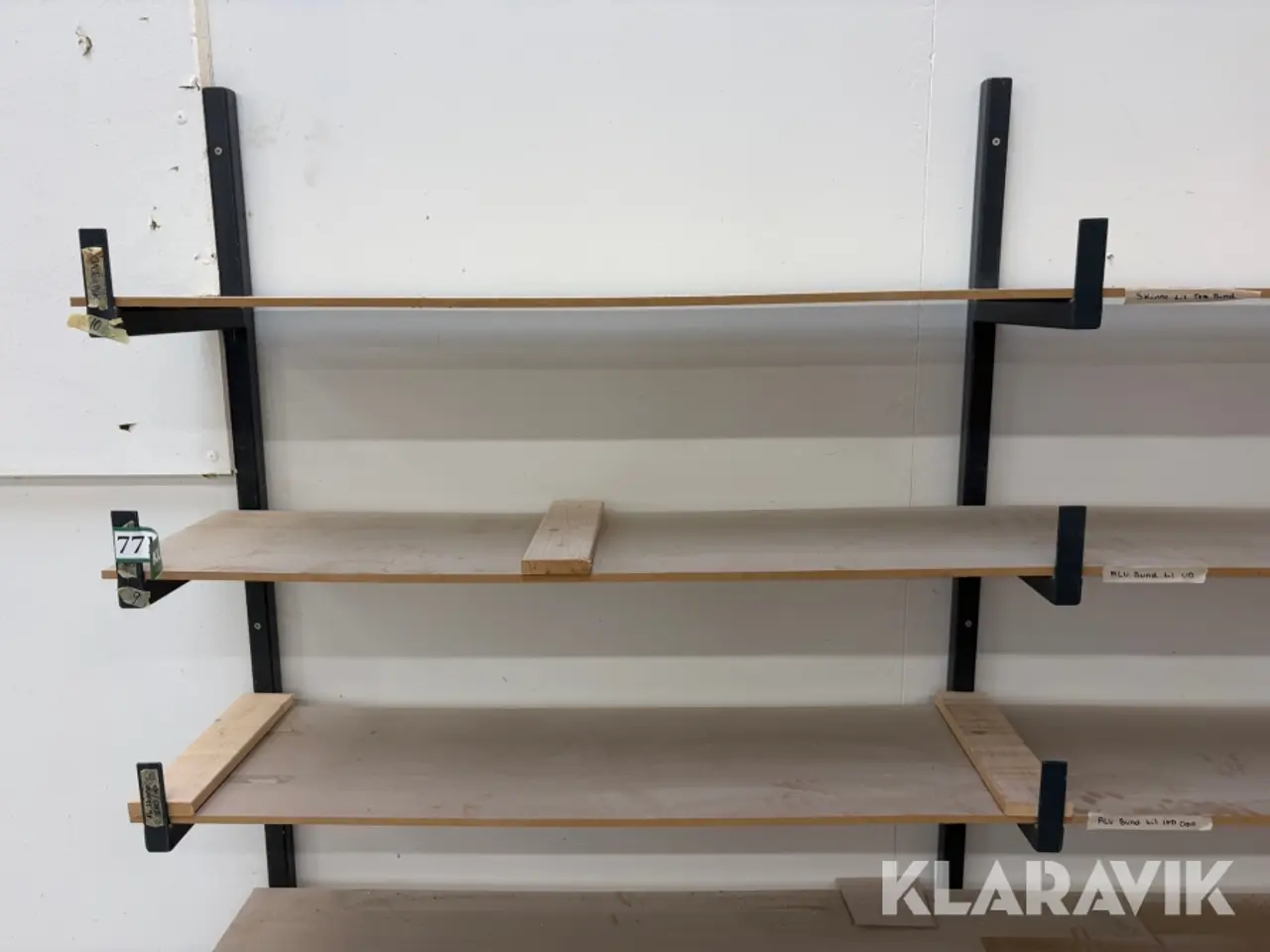 Billede 2 - Hylder med metalstativ