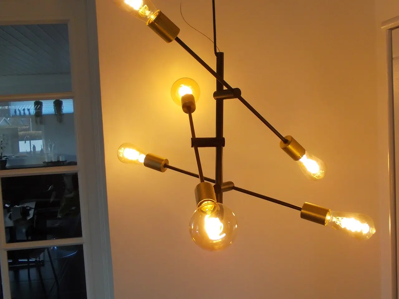 Billede 3 - Nordlux loftlampe med 6 arme i sort og messing