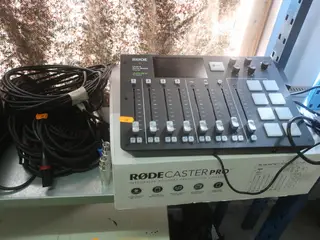 Mixer RØDE CASTER PRO med div ledninger