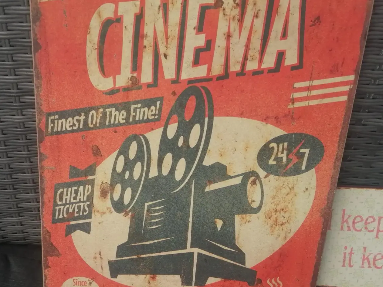 Billede 2 - NYE, 1 CINEMA TRÆSKILT OG 2 METAL SKILTE