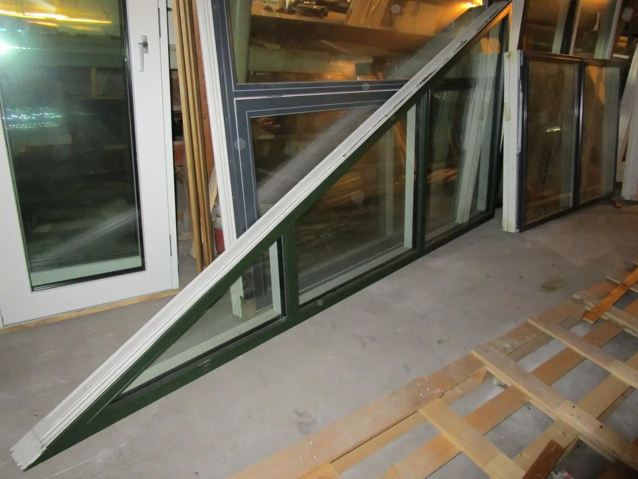 Billede 1 - SKRÅVINDUE TRÆ/ALU NYT 309x144 H.SIDE