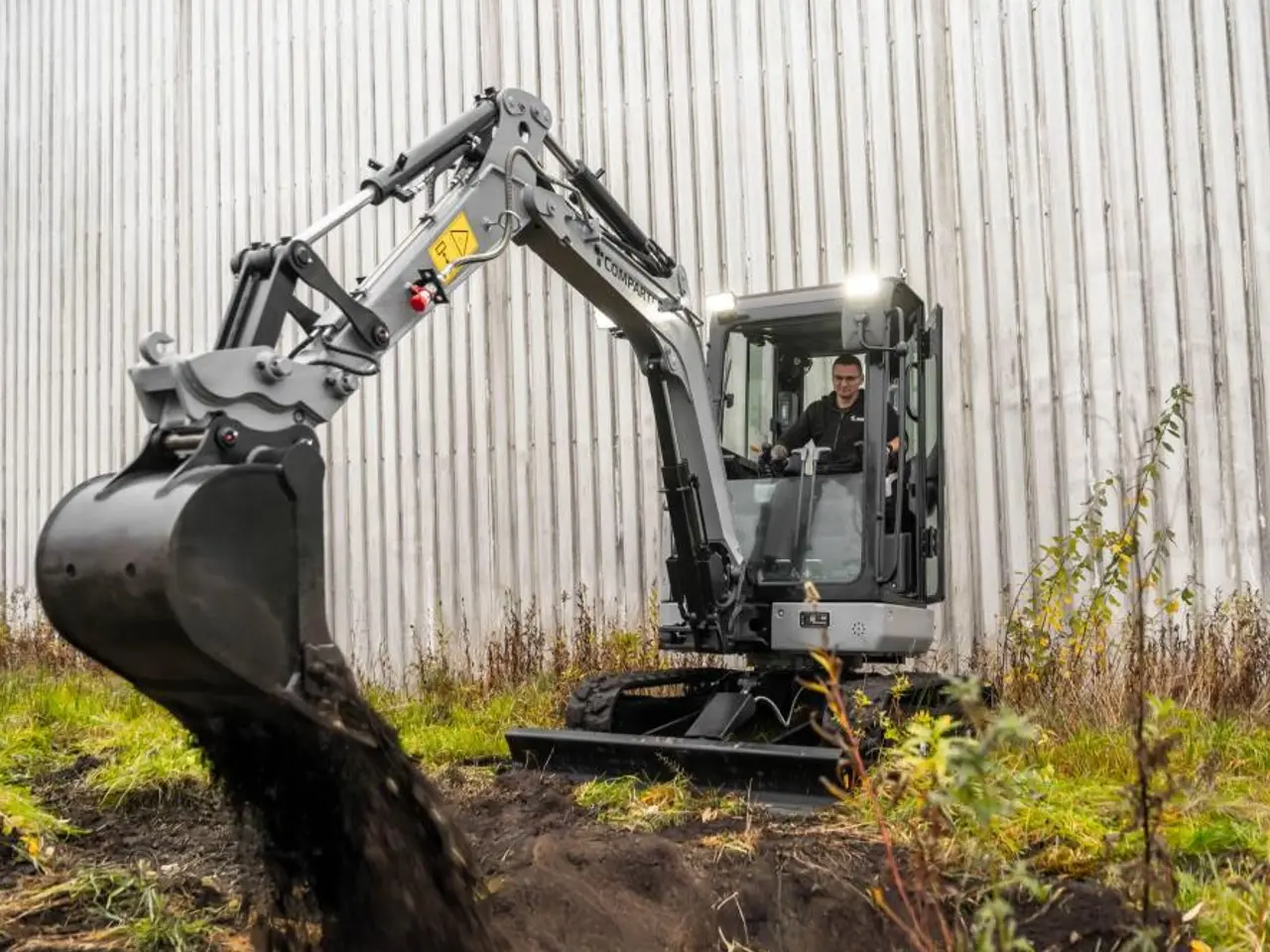 Billede 15 - Bobmaster Ultimate diesel minigraver - 2,7 tons med drejearm og joystick, inkl. skovlsæt