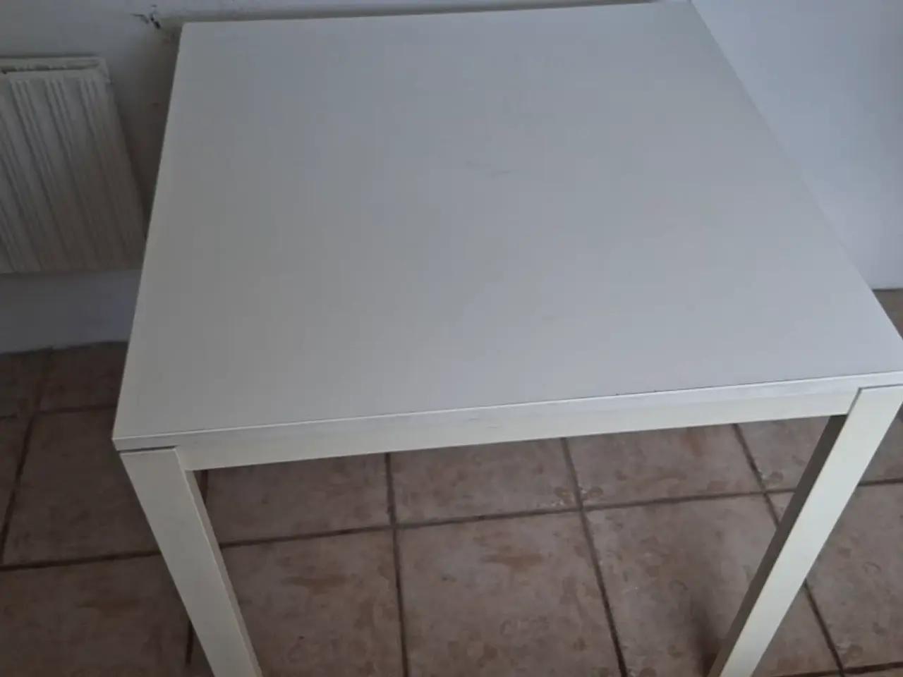 Billede 2 - Spisebord i hvid træ.