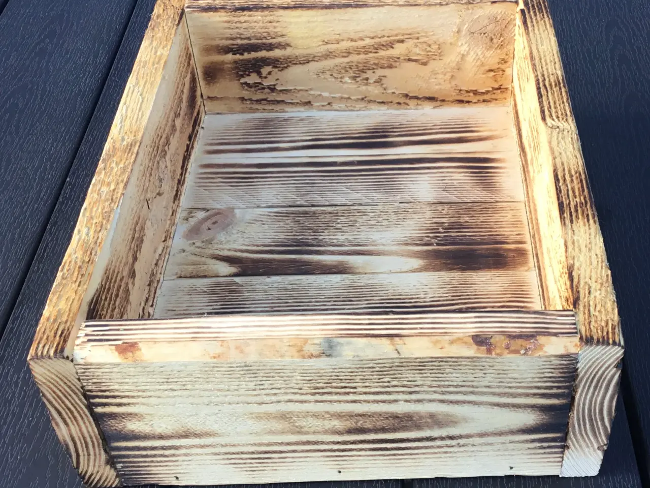 Billede 4 - Overflade brændt bakker i genbrugstræ fyr 25 x 30