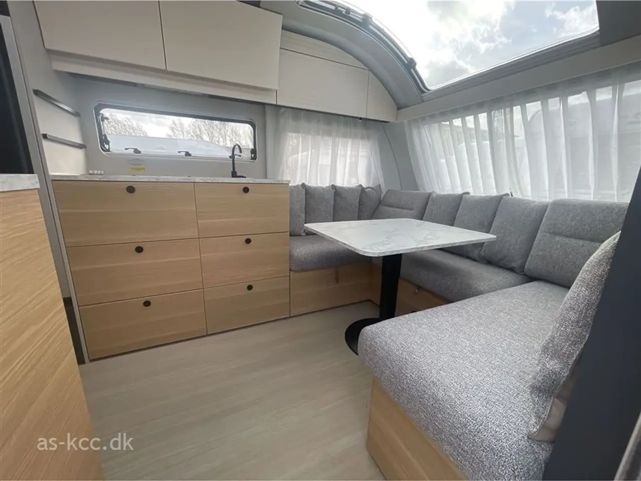 Billede 4 - 2026 - Adria Adora 572 UT   Adria Adora 572 UT Årg, 2026 4 sovepladser, 5 siddepladser, enkeltsenge og toilet og bad i bagenden