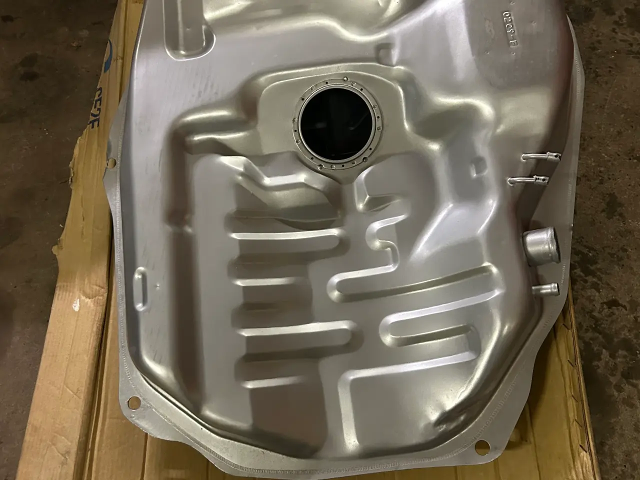 Billede 1 - Benzintank og studs Mazda 626 GD