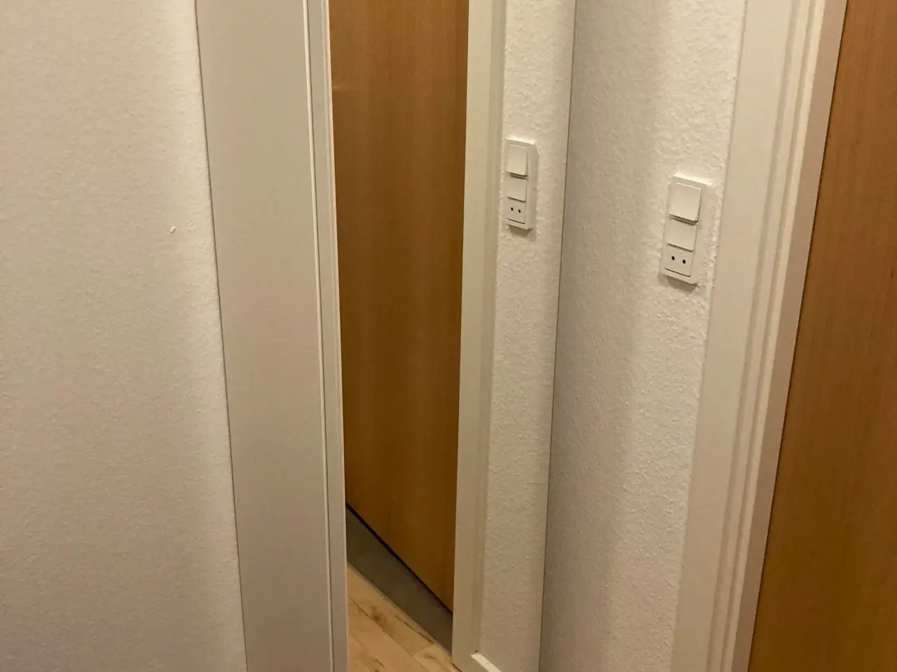 Billede 2 - Højskab til badeværelse.