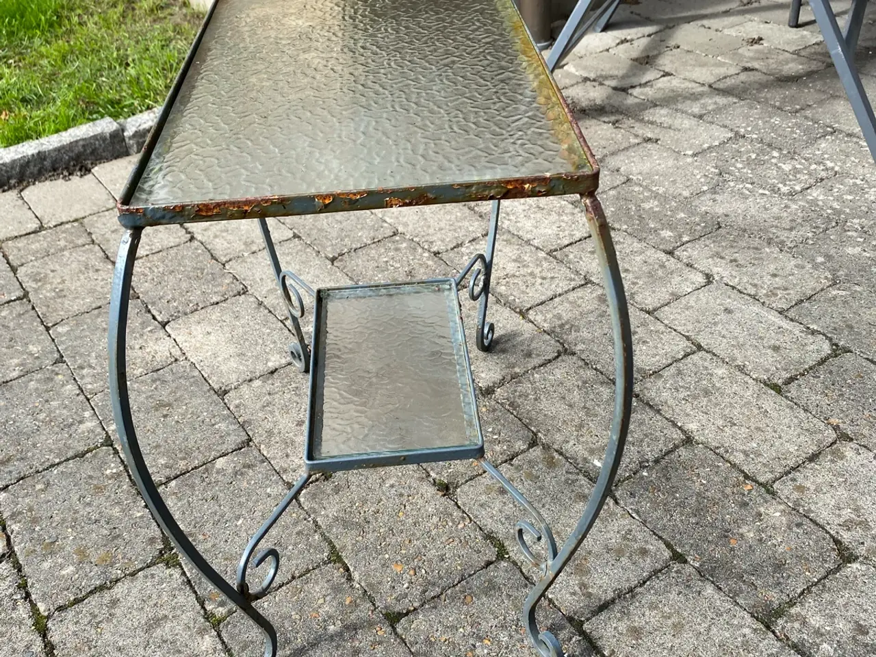 Billede 6 - Lille rustik glasbord med metalstel til haven elle