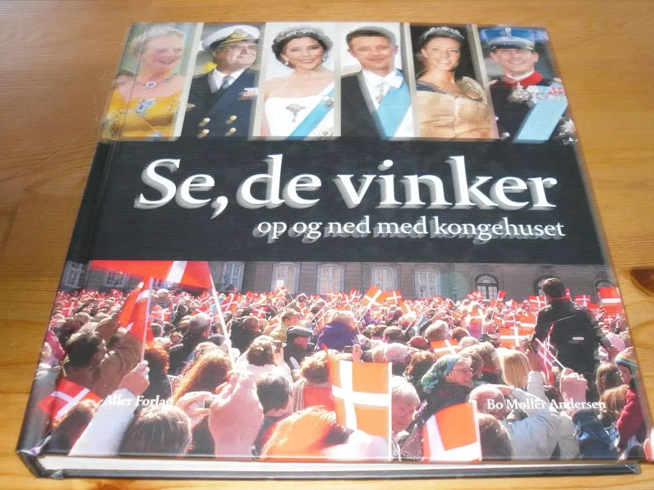 Billede 2 - SE, DE VINKER. Op og ned med kongehuset.