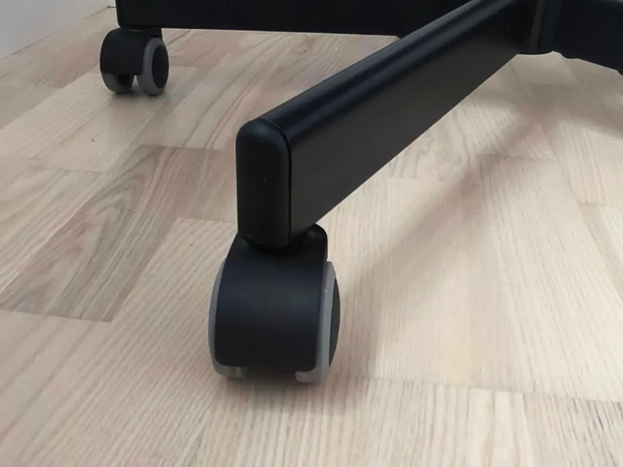 Billede 3 - IKEA FLINTAN kontorstol med armlæn – sort