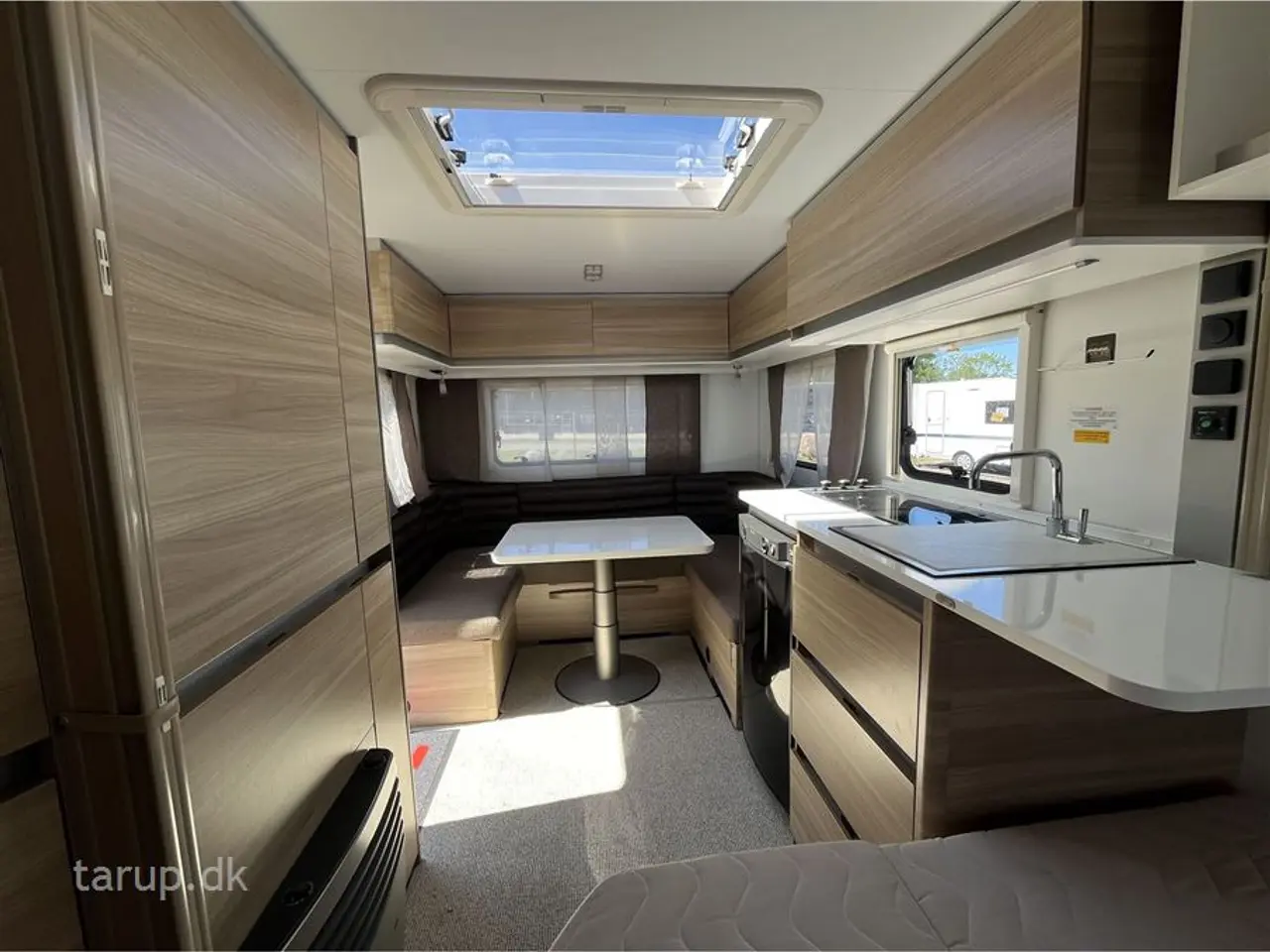 Billede 13 - 2016 - Adria Altea 472 PU Fortelt: Ventura D300, Truma mover, rundsiddegruppe, aircon., DuoControl, el-gulv-varme, køleskab m/ fryser, gulvtæpper, fransk dobbeltseng