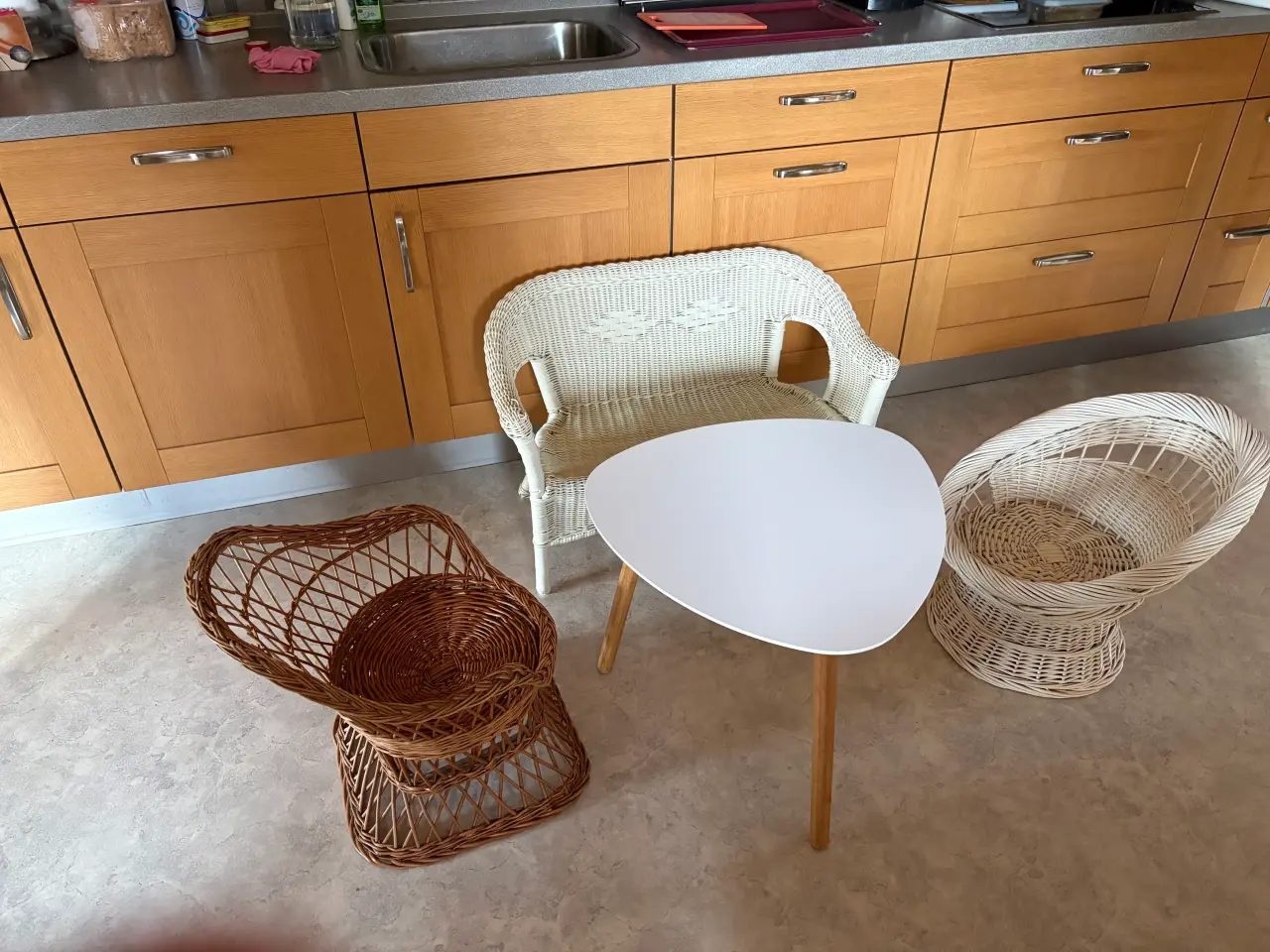 Billede 1 - Bord 150krsofa 150kr 50kr pr stol i alt 400kr