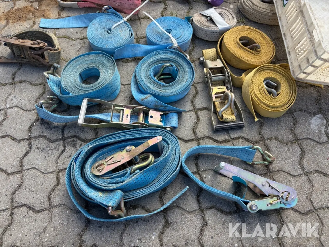 Billede 5 - Med skralder, kroge og plastkasse