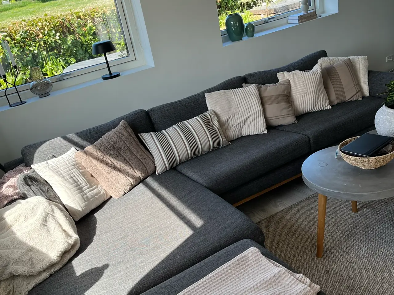 Billede 5 - Lækker Sofa med chaiselong, stol og puf