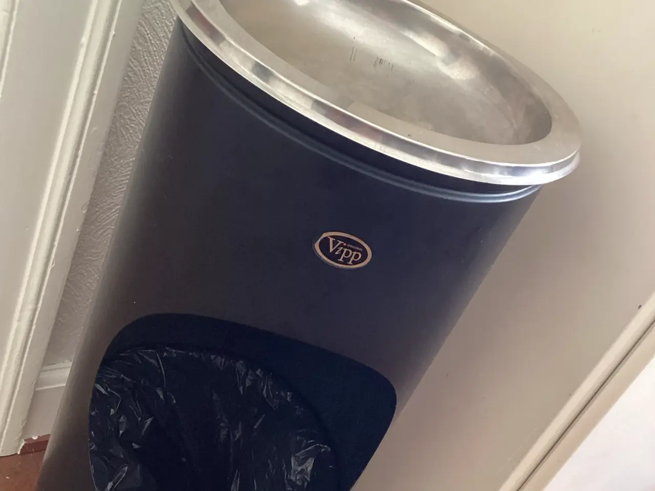 Billede 2 - VIPP sort affaldsspand med stål på bund og top