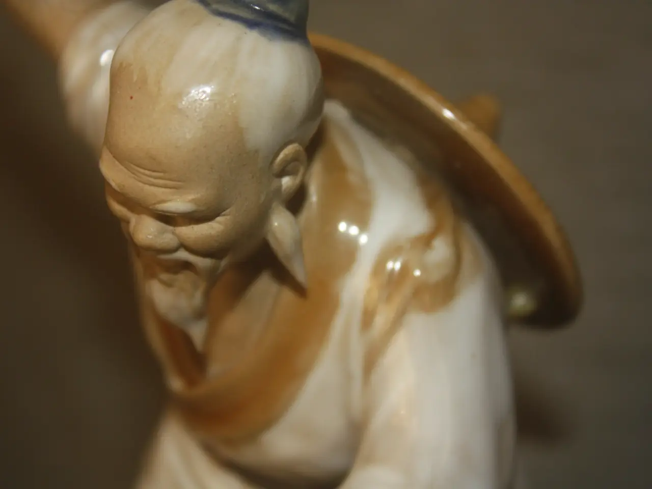 Billede 6 - Keramisk Figur af kinesisk fisker højde 20,5 cm. 