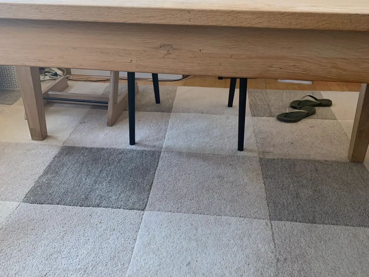 Billede 9 - Spisebord i massivt egetræ inkl. 2 plader