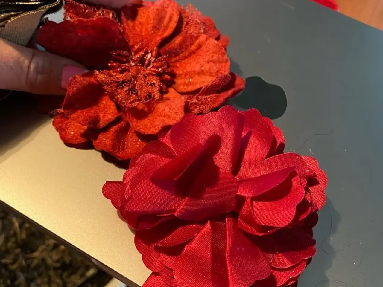 Billede 8 - Flotte blomster til håret med clips