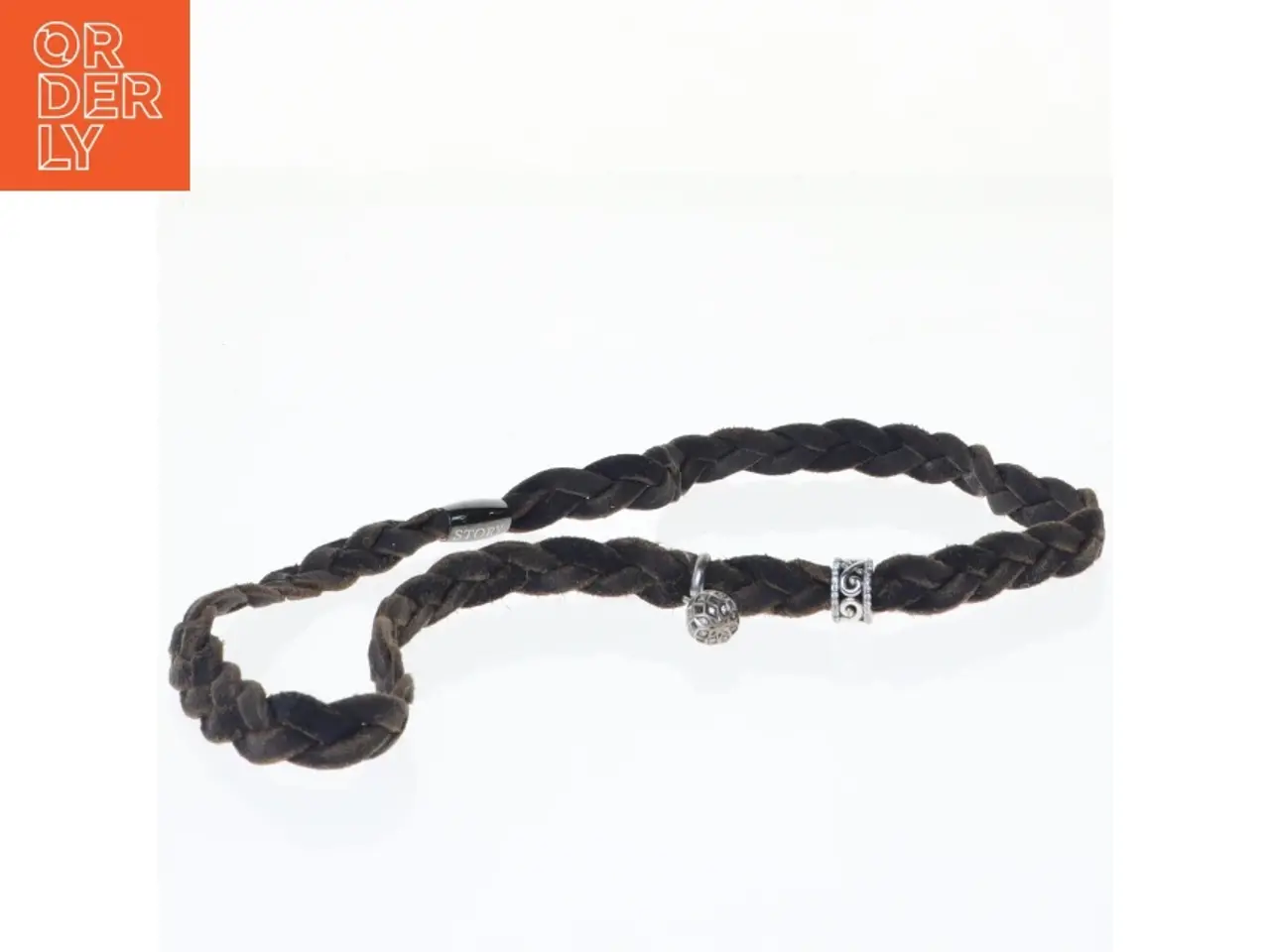 Billede 1 - Flettet læderarmbånd med charms fra STORY (str. Ø 15 cm)