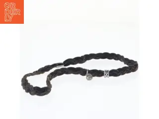 Flettet læderarmbånd med charms fra STORY (str. Ø 15 cm)