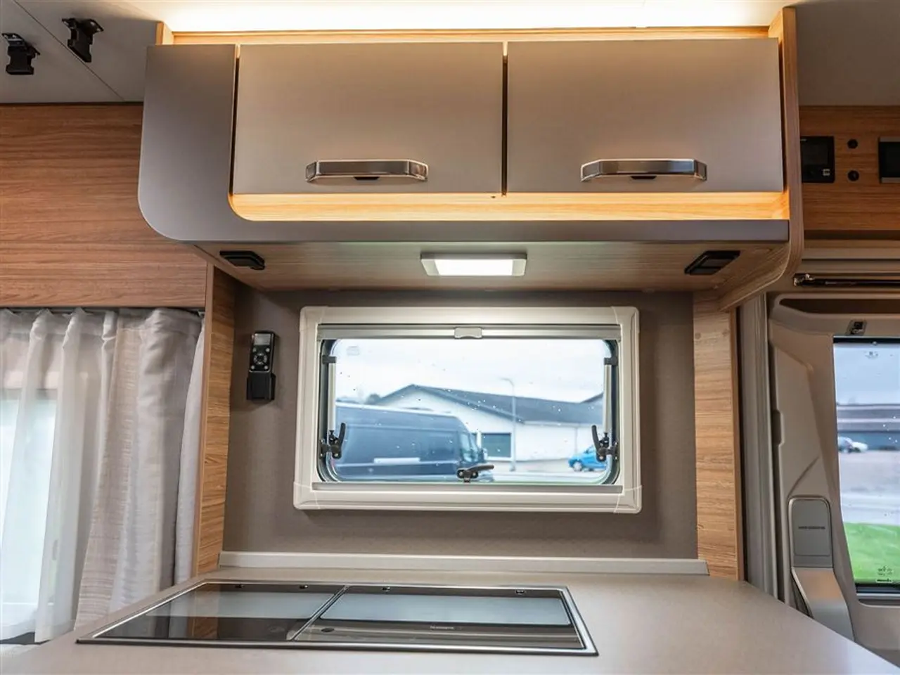 Billede 9 - 2023 - Weinsberg X-Cursion Van 500 LT Kompakt udvendigt, enorm indvendigt