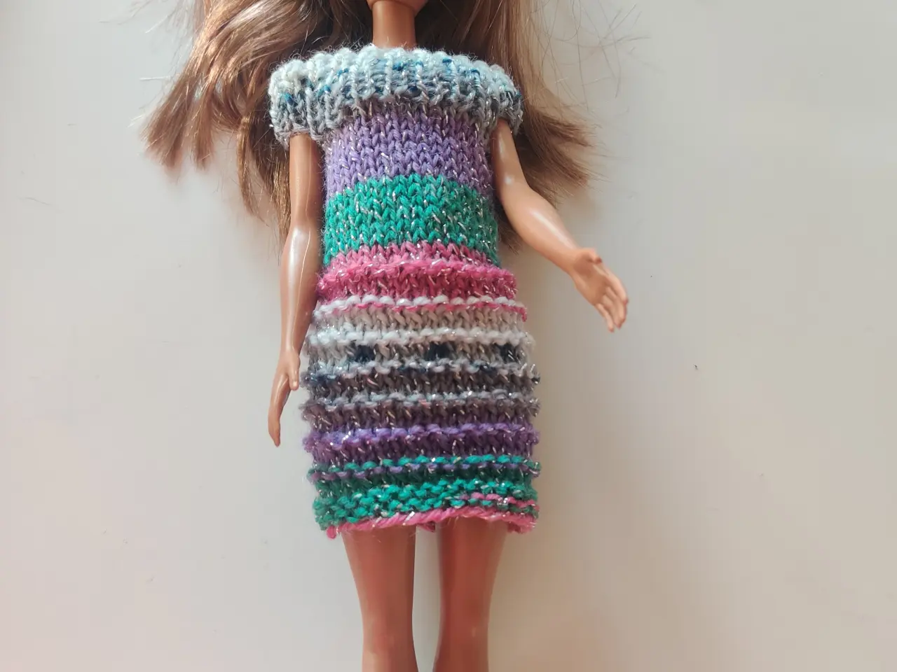 Billede 3 - Hjemmestrikkede Barbie kjoler. Flere farver
