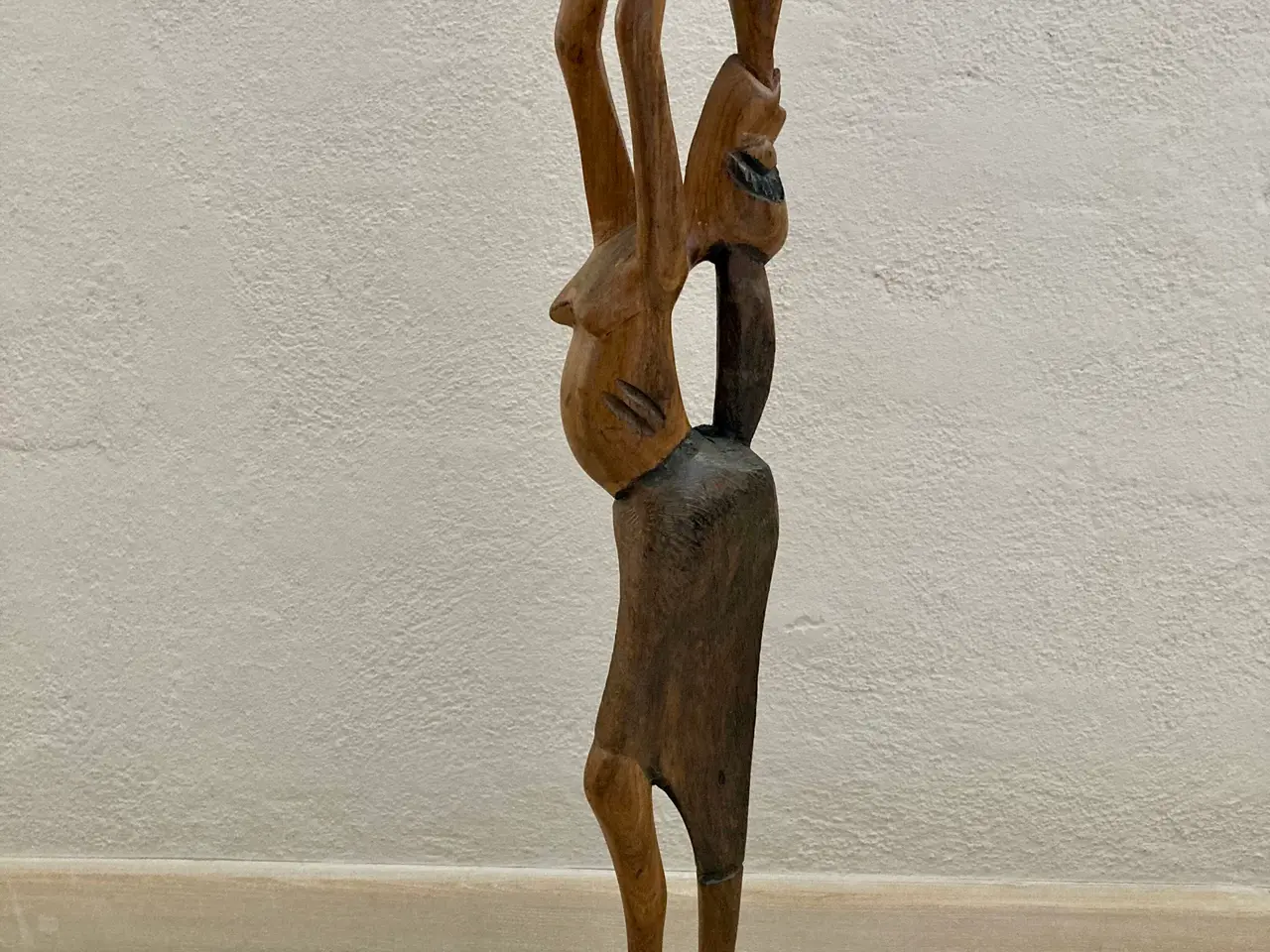 Billede 4 - Skulptur 59 cm håndskåret træfigur, kvinde med dyr