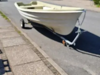 Saga7 jolle med ophalervogn og motor