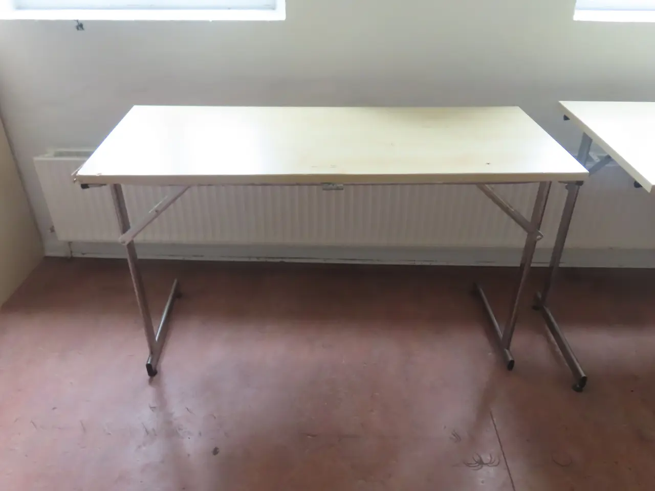 Billede 5 - Indhold på værelse af bord, køjeseng, skab mv.