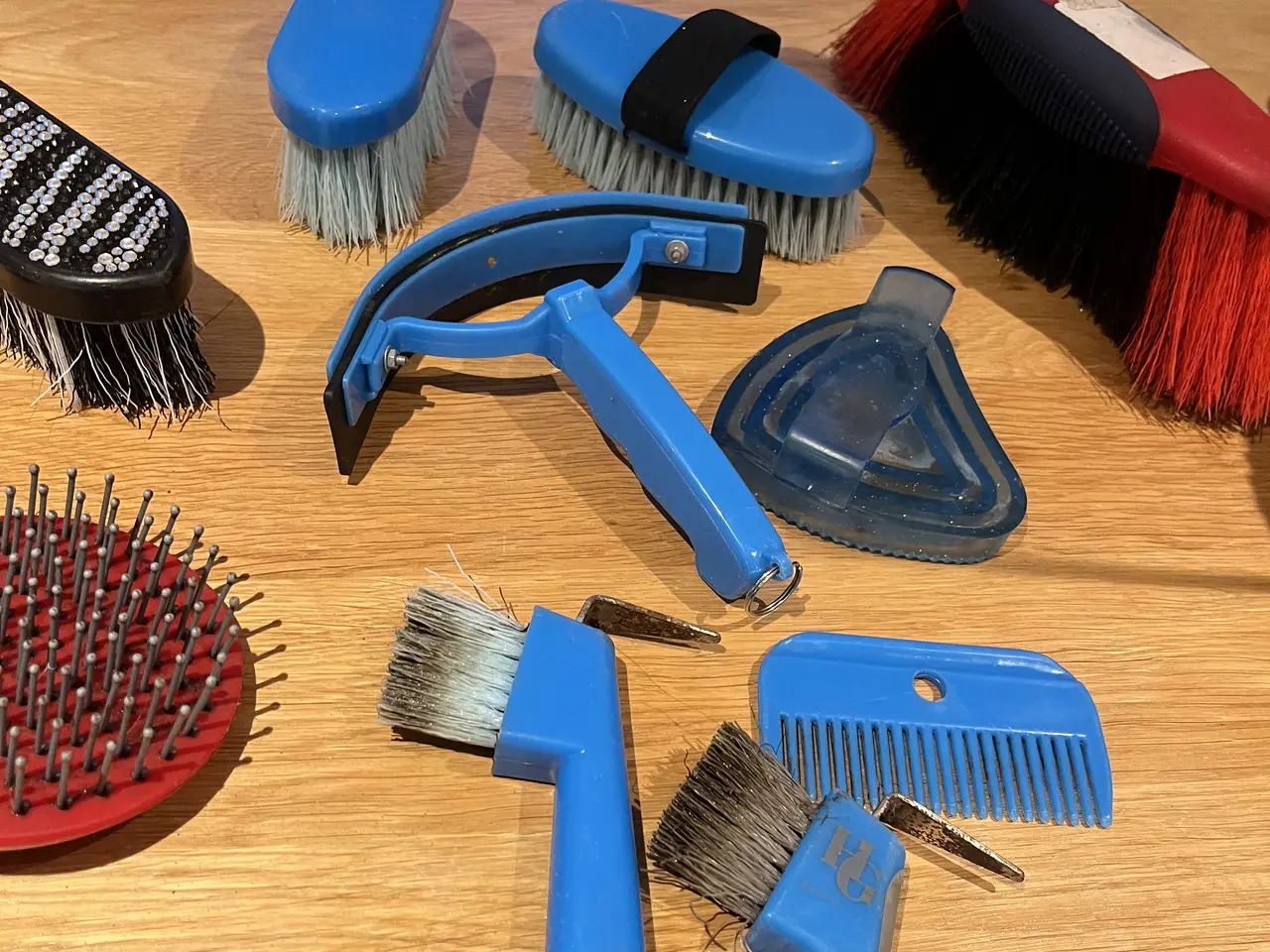 Billede 5 - Pakke med strigler og plejeudstyr