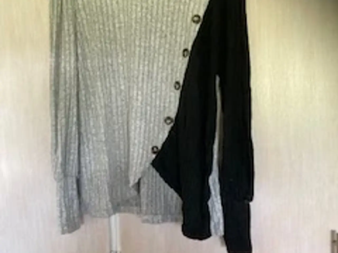 Billede 1 - Grå og sort sweatshirt