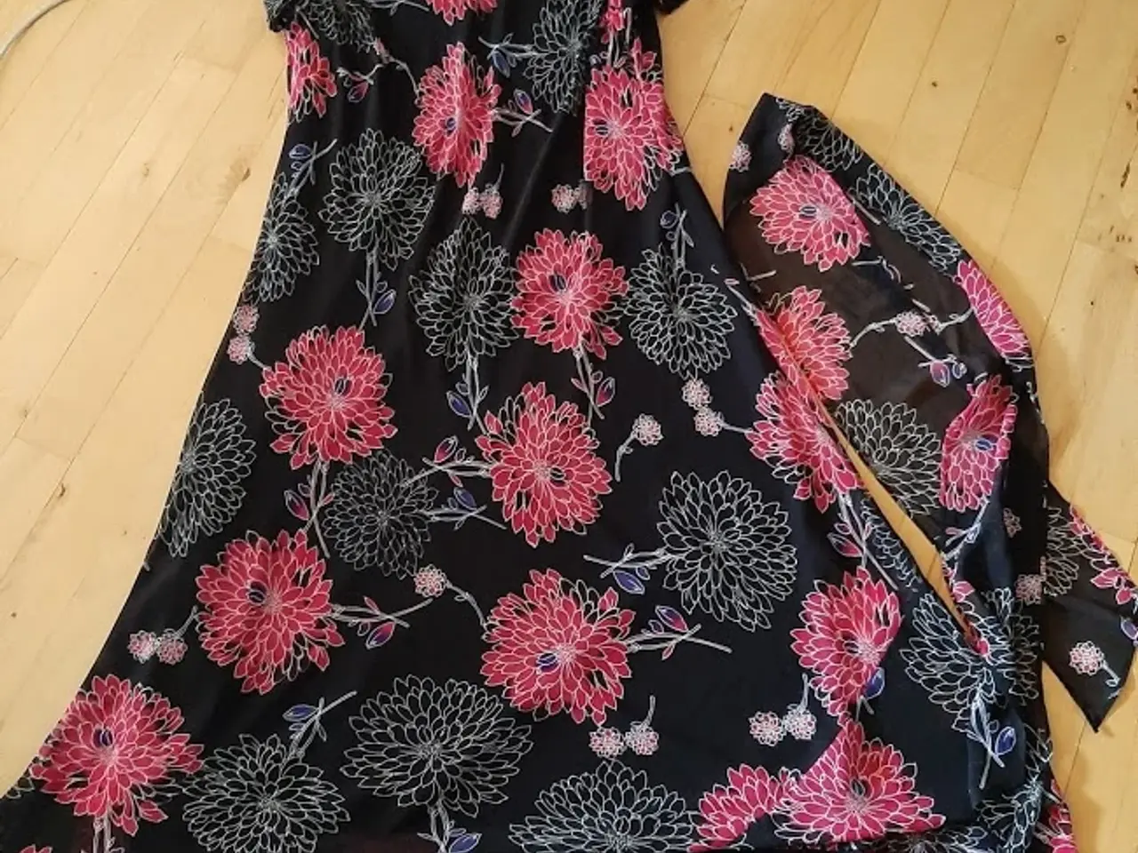 Billede 1 - Kjole fra Debenhams.incl.tørklæde.