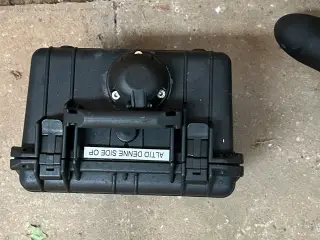 El motor med batteri og kasse