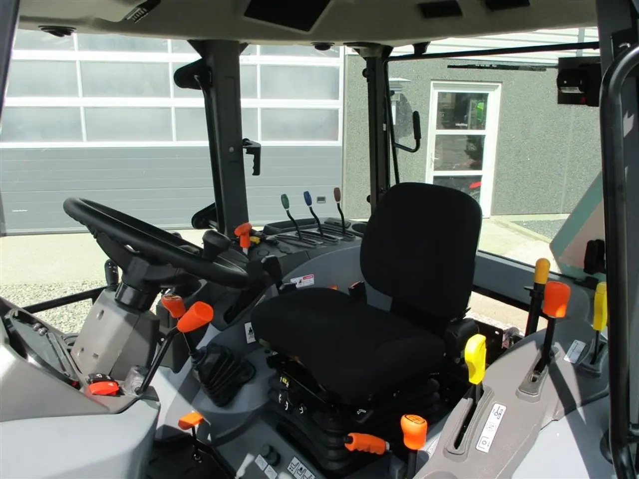 Billede 10 - Solis 50 Fabriksny traktor med 2 års garanti, lukket kabine med klima anlæg, og fuldhydraulisk frontlæsser på