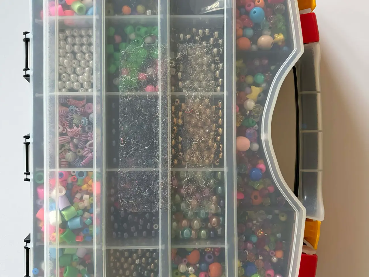 Billede 1 - Dobbeltsidet kuffert med perler/ smykkesten