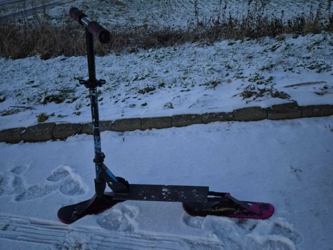 Billede 1 - Løbehjul som ski / kick off, samt træ kælke
