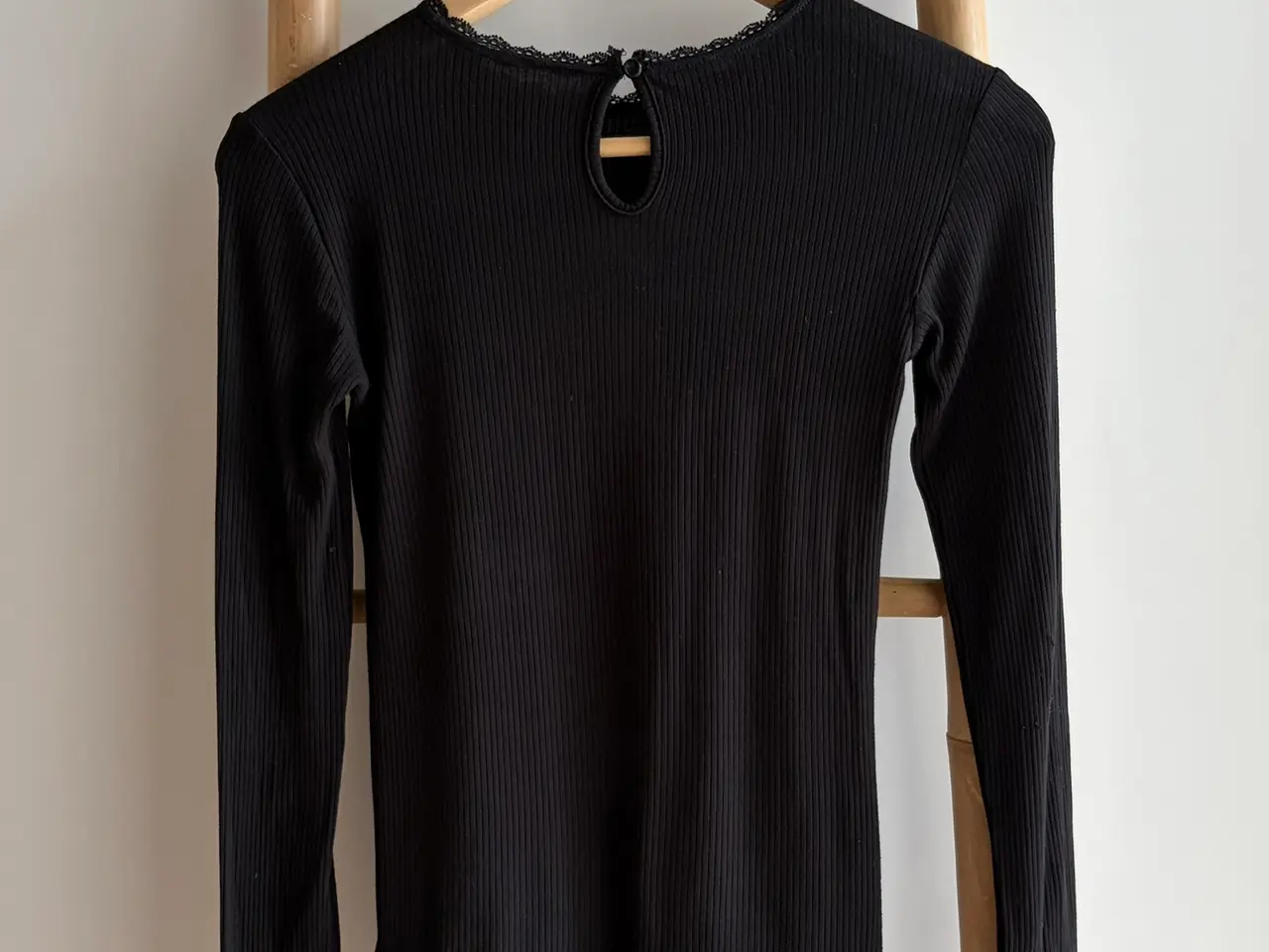 Billede 2 - Name it langærmet bluse med blonder, str. XS