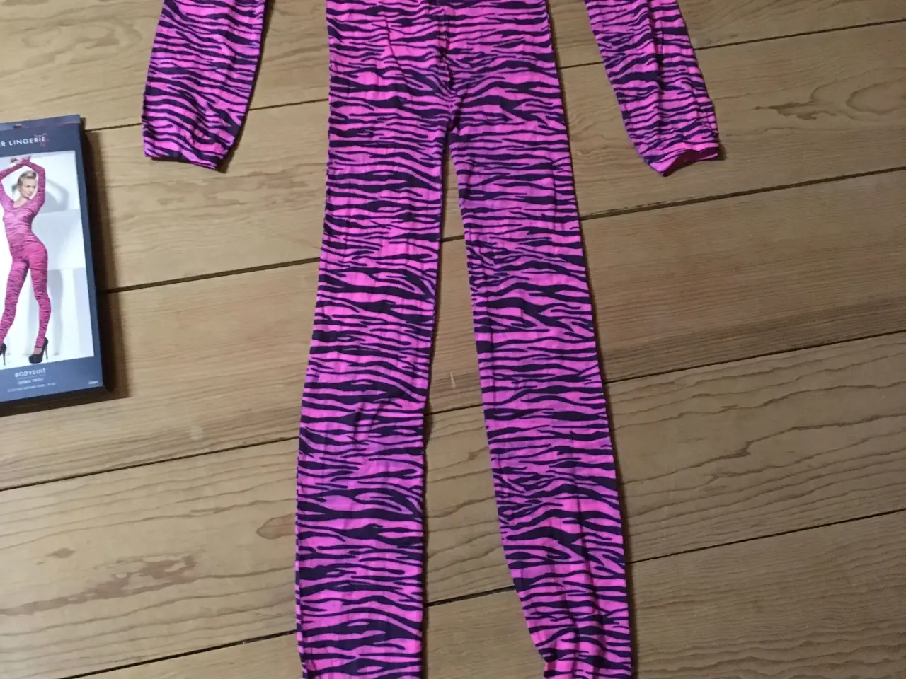 Billede 2 - 80'e kostume - zebra outfit str S / 38, inkl fragt