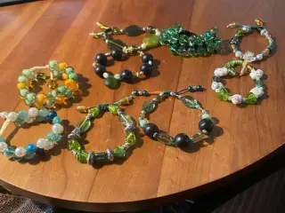 Nye knyttede armbånd