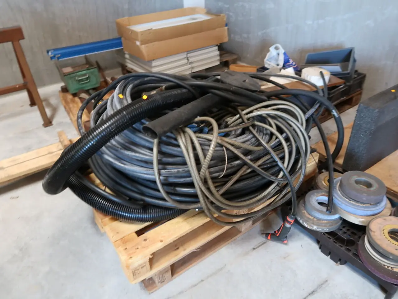Billede 1 - Palle med div. Kabler, vandslange m.m.