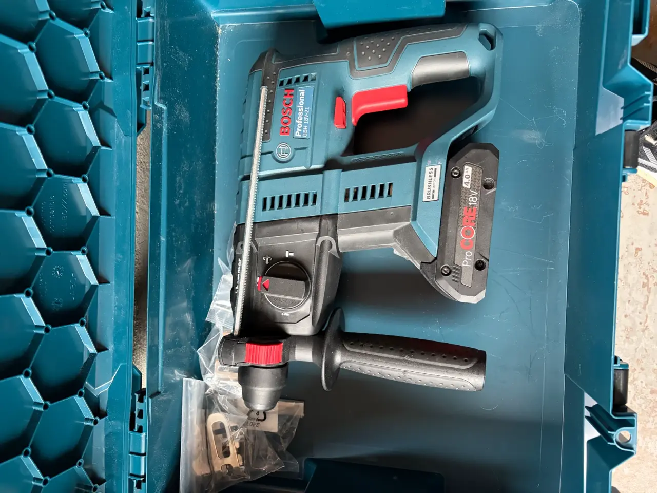 Billede 1 - Bosch akku 18v værktøj med lader og 2x batteri