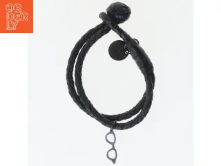 Flettet læderarmbånd med vedhæng fra FLEYE (str. 9 cm)